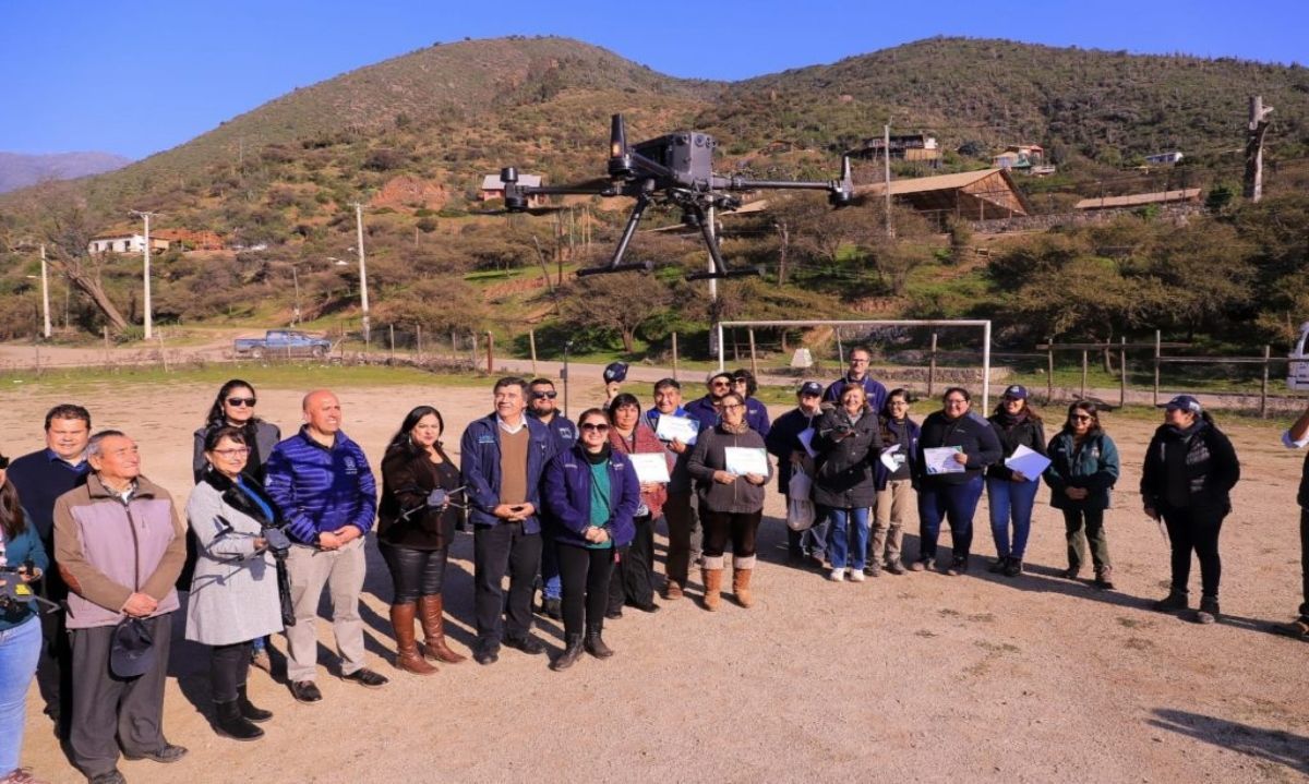 Ministerio de Agricultura capacita a agricultores de la Quinta Región en el uso de drones de alta tecnología para mejorar su actividad productiva